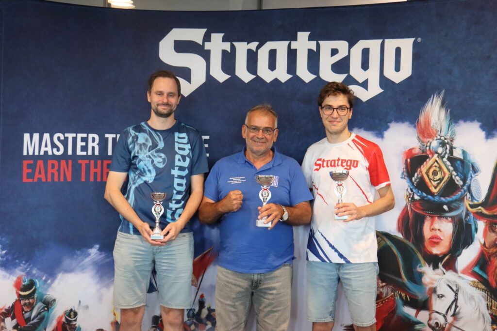 Ο Καλαβρυτινός παίκτης της Patras Stratego Team Δημήτρης Κοσμόπουλος στο δεύτερο σκαλί του βάθρου ΦΩΤΟ 17 Ο Καλαβρυτινός παίκτης της Patras Stratego Team Δημήτρης Κοσμόπουλος στο δεύτερο σκαλί του βάθρου ΦΩΤΟ