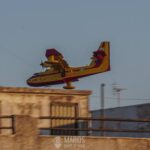 Αιγιάλεια: «Ξυρίζουν» ταράτσες τα Καναντέρ στη μάχη για το πύρινο μέτωπο - Υπεράνθρωπος αγώνας από τους πιλότους ΒΙΝΤΕΟ-ΦΩΤΟ