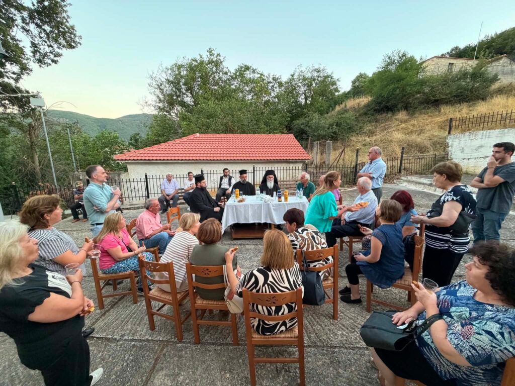 Με πιστούς της Λαπάτας ο Μητροπολίτης Ιερώνυμος ΦΩΤΟ