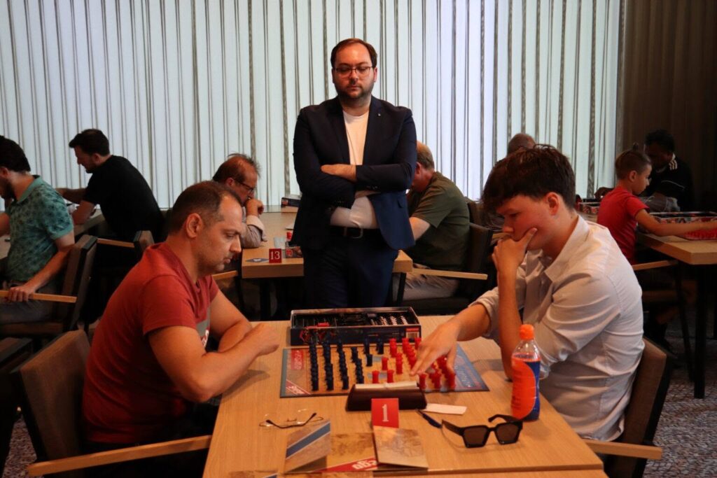 Ο Καλαβρυτινός παίκτης της Patras Stratego Team Δημήτρης Κοσμόπουλος στο δεύτερο σκαλί του βάθρου ΦΩΤΟ
