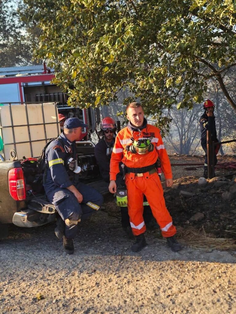 Αιγιάλεια: «Κόβουν την ανάσα» οι επιχειρήσεις κατάσβεσης της φωτιάς από εθελοντές - Η «μάχη» με τις φλόγες στο Patrapress ΒΙΝΤΕΟ-ΦΩΤΟ