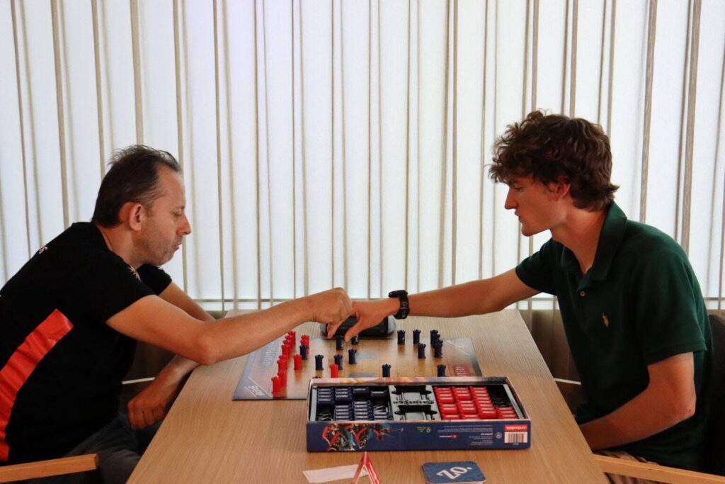 Ο Καλαβρυτινός παίκτης της Patras Stratego Team Δημήτρης Κοσμόπουλος στο δεύτερο σκαλί του βάθρου ΦΩΤΟ