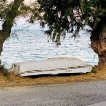 Ακράτα: «Γάγγραινα» στην παραλία οι «ξεχασμένες» βάρκες στη στεριά παρά τις εκκλήσεις για απομάκρυνση ΦΩΤΟ 2 Ακράτα: «Γάγγραινα» στην παραλία οι «ξεχασμένες» βάρκες στη στεριά παρά τις εκκλήσεις για απομάκρυνση ΦΩΤΟ