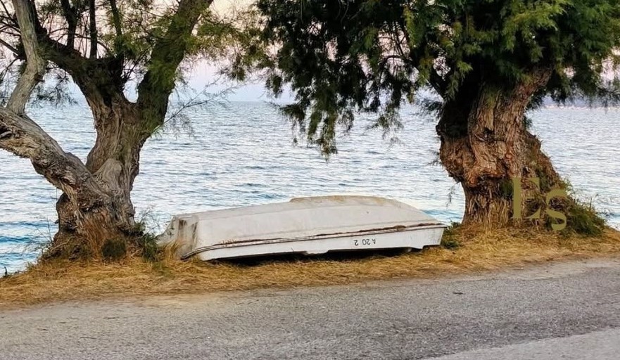 Ακράτα: «Γάγγραινα» στην παραλία οι «ξεχασμένες» βάρκες στη στεριά παρά τις εκκλήσεις για απομάκρυνση ΦΩΤΟ
