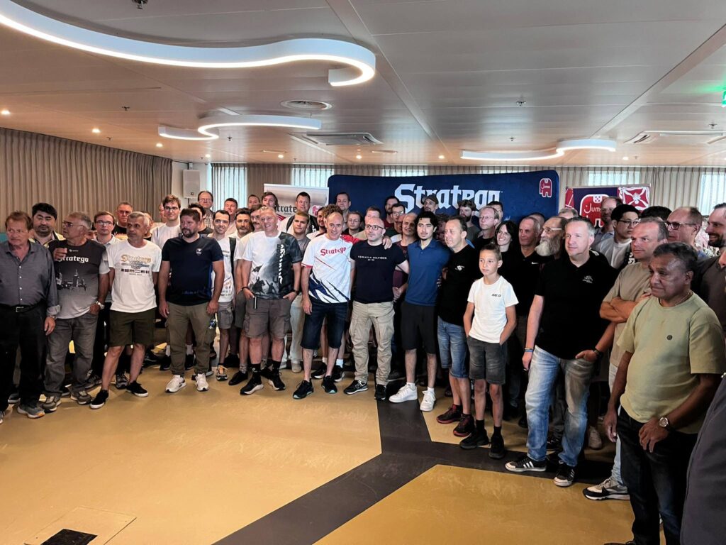 Ο Καλαβρυτινός παίκτης της Patras Stratego Team Δημήτρης Κοσμόπουλος στο δεύτερο σκαλί του βάθρου ΦΩΤΟ
