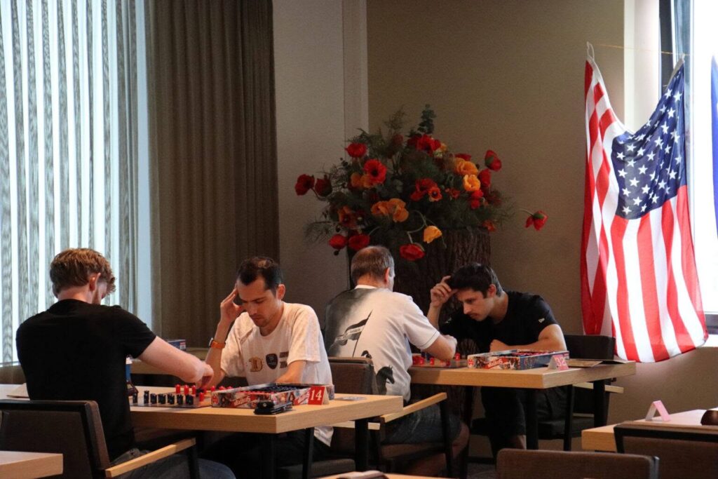 Ο Καλαβρυτινός παίκτης της Patras Stratego Team Δημήτρης Κοσμόπουλος στο δεύτερο σκαλί του βάθρου ΦΩΤΟ