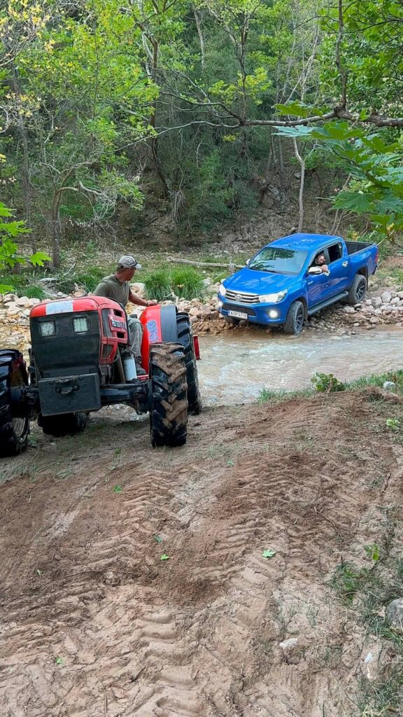 Λαπαναγοί: Πρωτότυπη φωταγώγηση της εισόδου του χωριού με καλλωπισμό και καθαρισμό ΦΩΤΟ