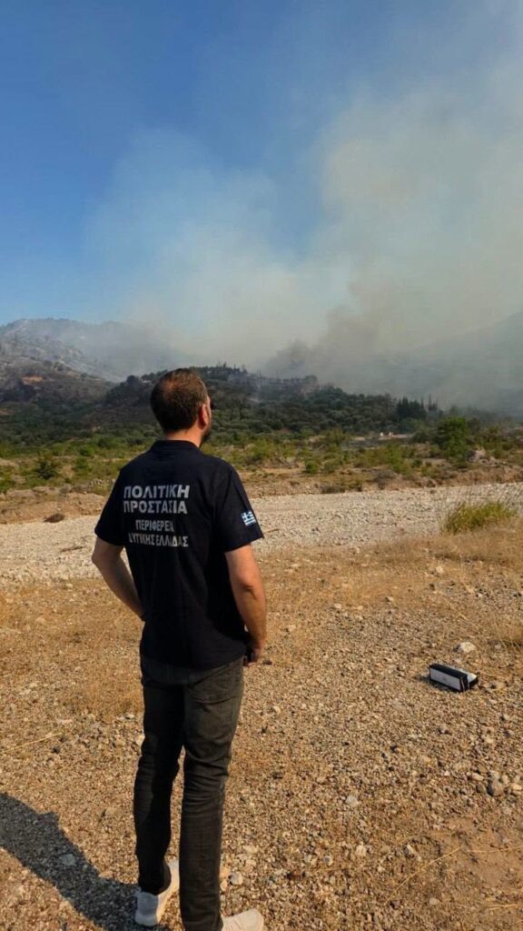 Αιγιάλεια: Ο περιφερειάρχης Νεκτάριος Φαρμάκης στο πεδίο της μάχης με τις φλόγες ΦΩΤΟ 9 Αιγιάλεια: Ο περιφερειάρχης Νεκτάριος Φαρμάκης στο πεδίο της μάχης με τις φλόγες ΦΩΤΟ