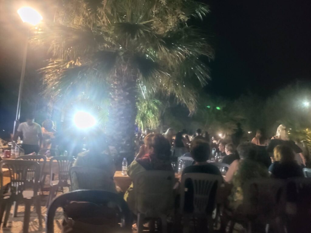 Άνθρωποι συγκεντρωμένοι σε παραδοσιακό πανηγύρι στα Βαλιμίτικα, τ…