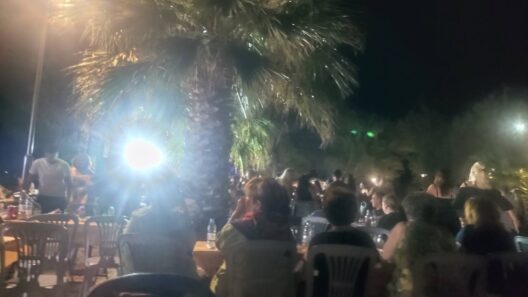 Άνθρωποι συγκεντρωμένοι σε παραδοσιακό πανηγύρι στα Βαλιμίτικα, τ…