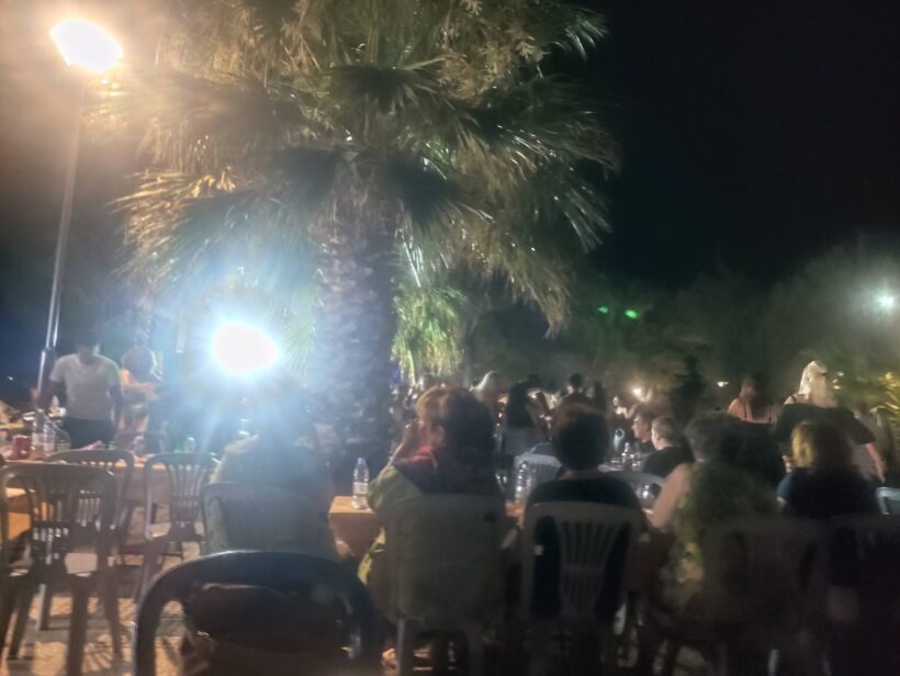 Το παραδοσιακό πανηγύρι του Πολιτιστικού Συλλόγου στα Βαλιμίτικα ΒΙΝΤΕΟ-ΦΩΤΟ 4 Άνθρωποι συγκεντρωμένοι σε παραδοσιακό πανηγύρι στα Βαλιμίτικα, τ…