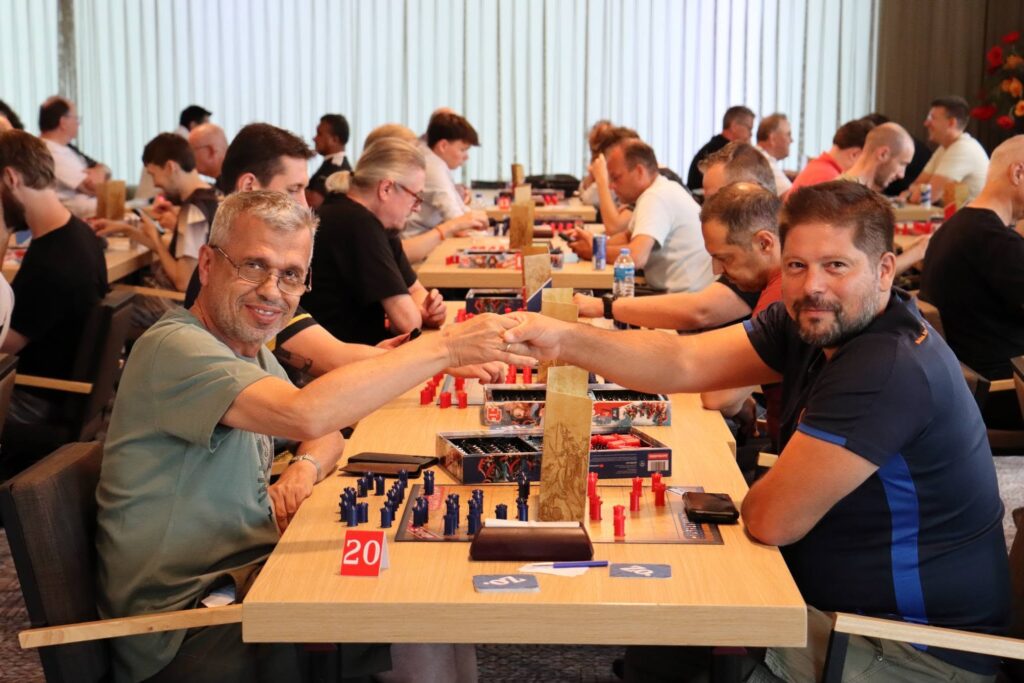 Ο Καλαβρυτινός παίκτης της Patras Stratego Team Δημήτρης Κοσμόπουλος στο δεύτερο σκαλί του βάθρου ΦΩΤΟ