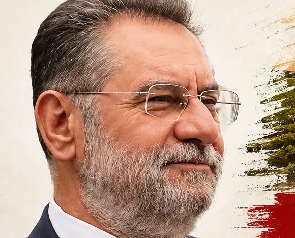 Άνδρας με γκρίζα γένια και γυαλιά, με φόντο το κέδρο του Λιβάνου.