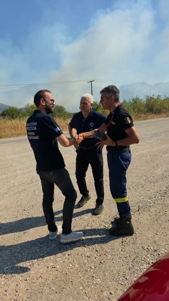 Αιγιάλεια: Ο περιφερειάρχης Νεκτάριος Φαρμάκης στο πεδίο της μάχης με τις φλόγες ΦΩΤΟ