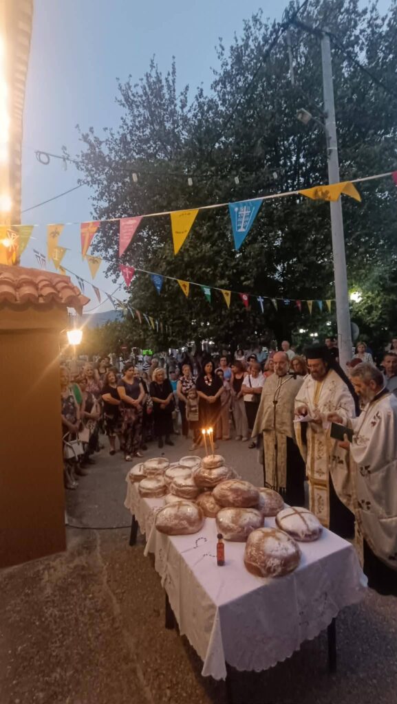 Πλήθος πιστών στην Μεταμόρφωση του Σωτήρος Ροδιάς ΦΩΤΟ