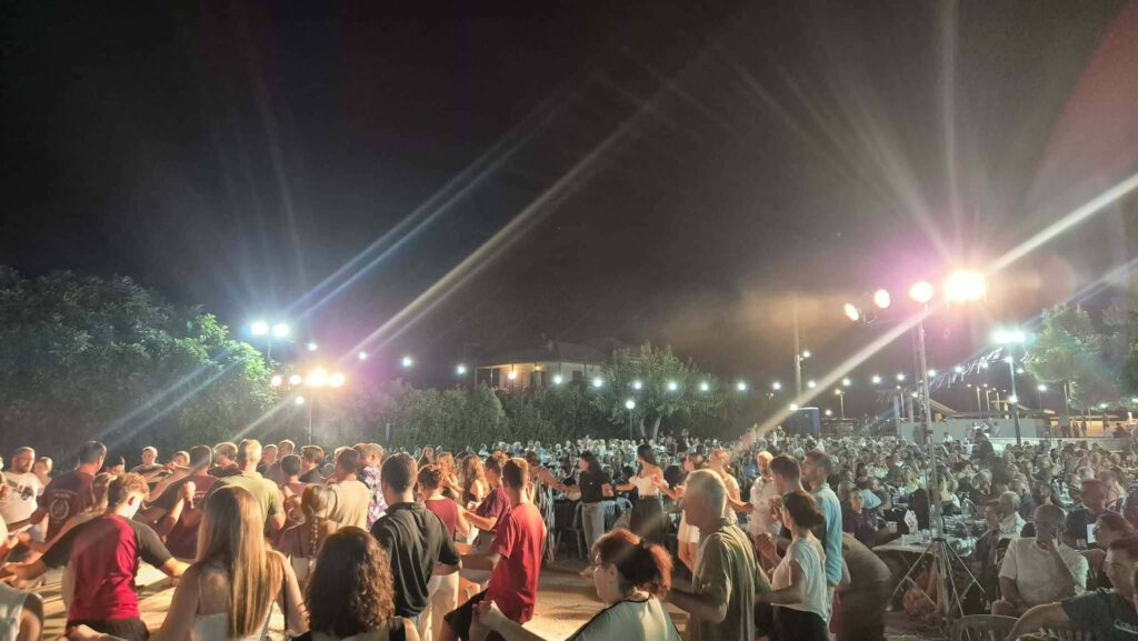 «Στης Βούρας τα πατήματα» το Χορευτικό Εργαστήρι Αιγίου 11 «Στης Βούρας τα πατήματα» το Χορευτικό Εργαστήρι Αιγίου