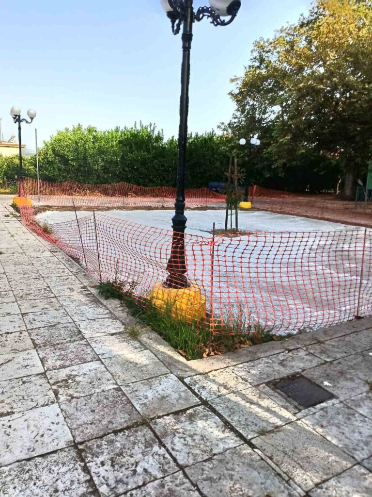 Ροδιά: Ξεκίνησε η αποκατάσταση της πλατείας μετά το ξήλωμα του πλαστικού χλοοτάπητα ΦΩΤΟ