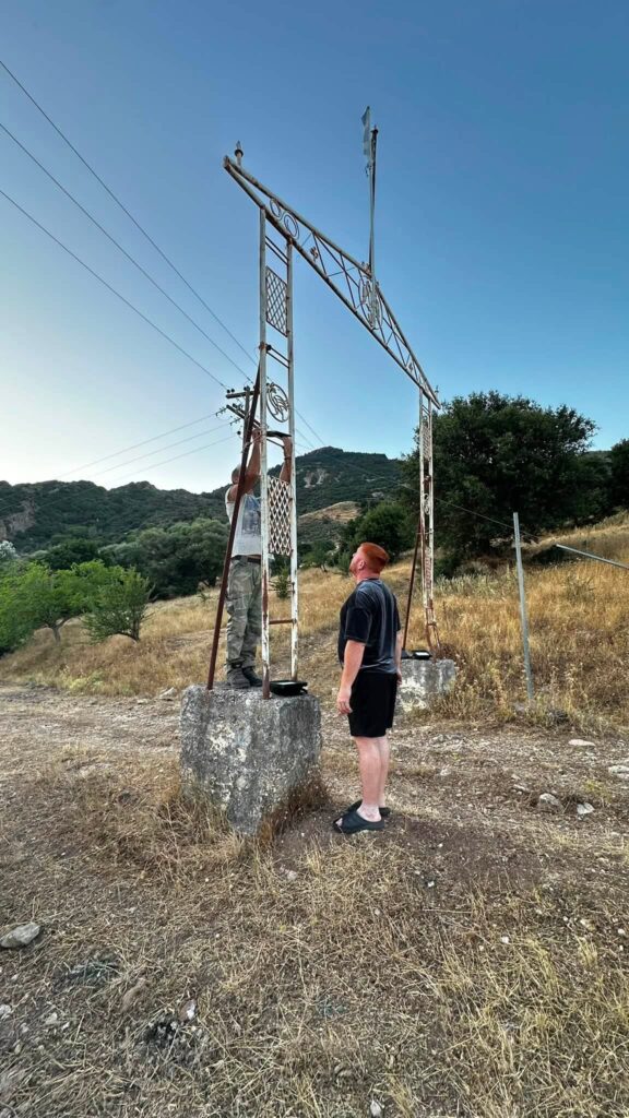 Λαπαναγοί: Πρωτότυπη φωταγώγηση της εισόδου του χωριού με καλλωπισμό και καθαρισμό ΦΩΤΟ