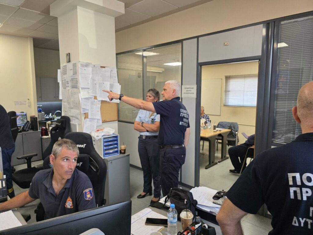Αιγιάλεια: Το παρασκήνιο εν ώρα «πολέμου» στο μέτωπο της φωτιάς - Τα τηλεφωνήματα στον υπουργό και η αγωνία Φαρμάκη - Ζαΐμη ΒΙΝΤΕΟ-ΦΩΤΟ