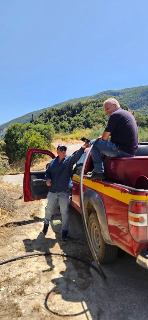 Αιγιάλεια: Στην πυρκαγιά δήμαρχος και αντιδήμαρχος συνδράμοντας αρχές και πολίτες ΦΩΤΟ 6 Αιγιάλεια: Στην πυρκαγιά δήμαρχος και αντιδήμαρχος συνδράμοντας αρχές και πολίτες ΦΩΤΟ