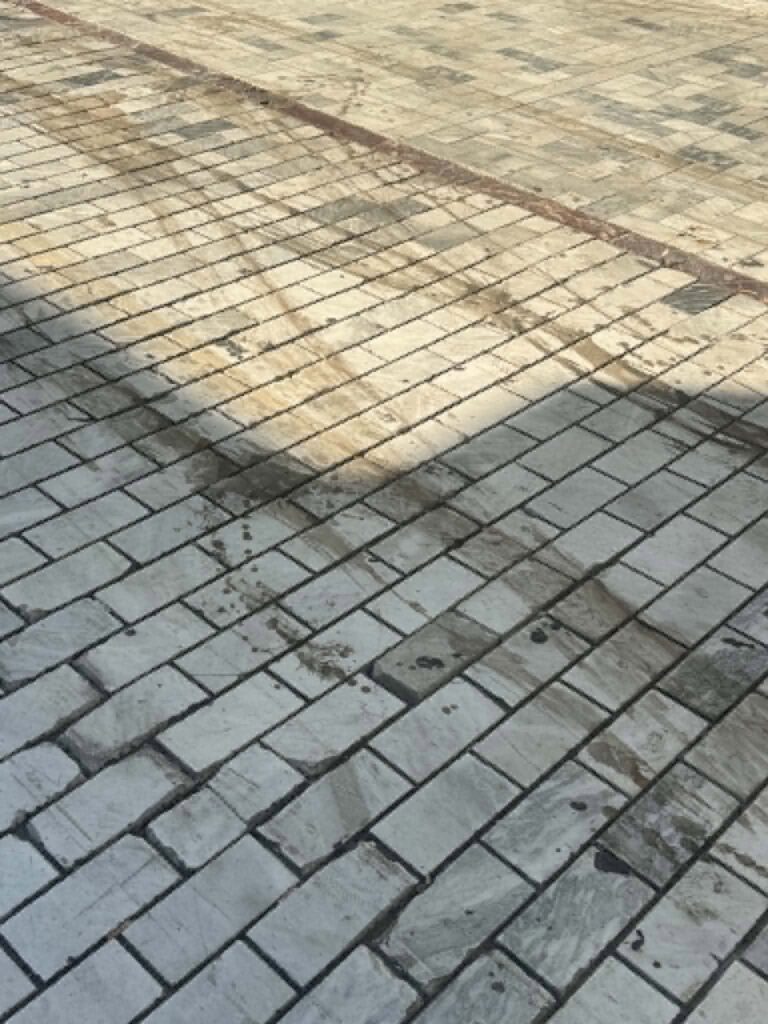 Πάτρα: Βρωμιές στα μάρμαρα του πεζοδρόμου της Αγίου Νικολάου ΦΩΤΟ