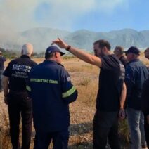 Αιγιάλεια: Ο περιφερειάρχης Νεκτάριος Φαρμάκης στο πεδίο της μάχης με τις φλόγες ΦΩΤΟ 1 Ο Περιφερειάρχης Φαρμάκης με πυροσβέστες και Πολιτική Προστασία σ…