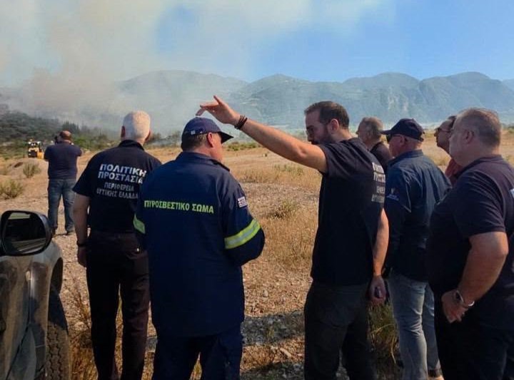 Ο Περιφερειάρχης Φαρμάκης με πυροσβέστες και Πολιτική Προστασία σ…