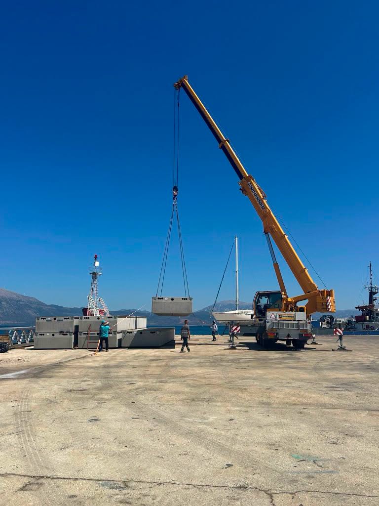 Πάτρα: Έφτασαν οι νέες πλωτές εξέδρες για τη Μαρίνα ΦΩΤΟ