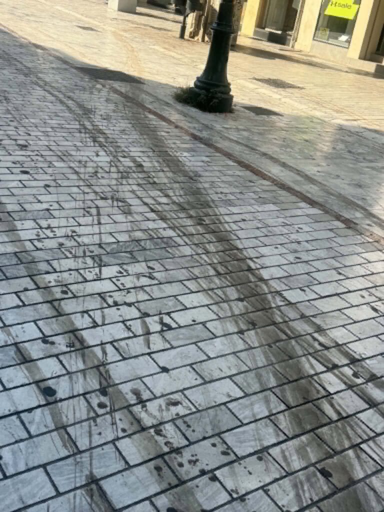 Πάτρα: Βρωμιές στα μάρμαρα του πεζοδρόμου της Αγίου Νικολάου ΦΩΤΟ