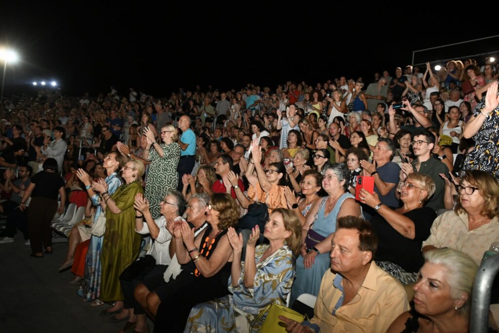 «Μήδεια» στην Πάτρα: Κατάμεστο το Θερινό Δημοτικό Θέατρο ΦΩΤΟ