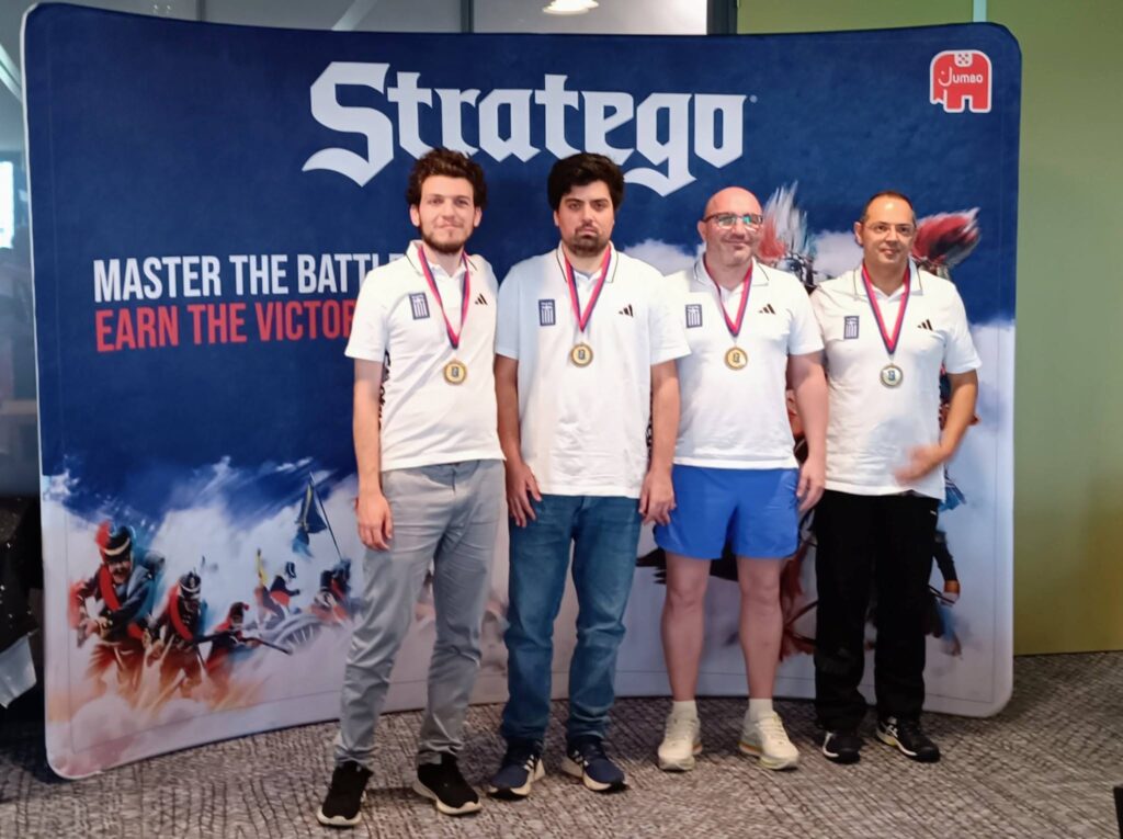 Ο Καλαβρυτινός παίκτης της Patras Stratego Team Δημήτρης Κοσμόπουλος στο δεύτερο σκαλί του βάθρου ΦΩΤΟ