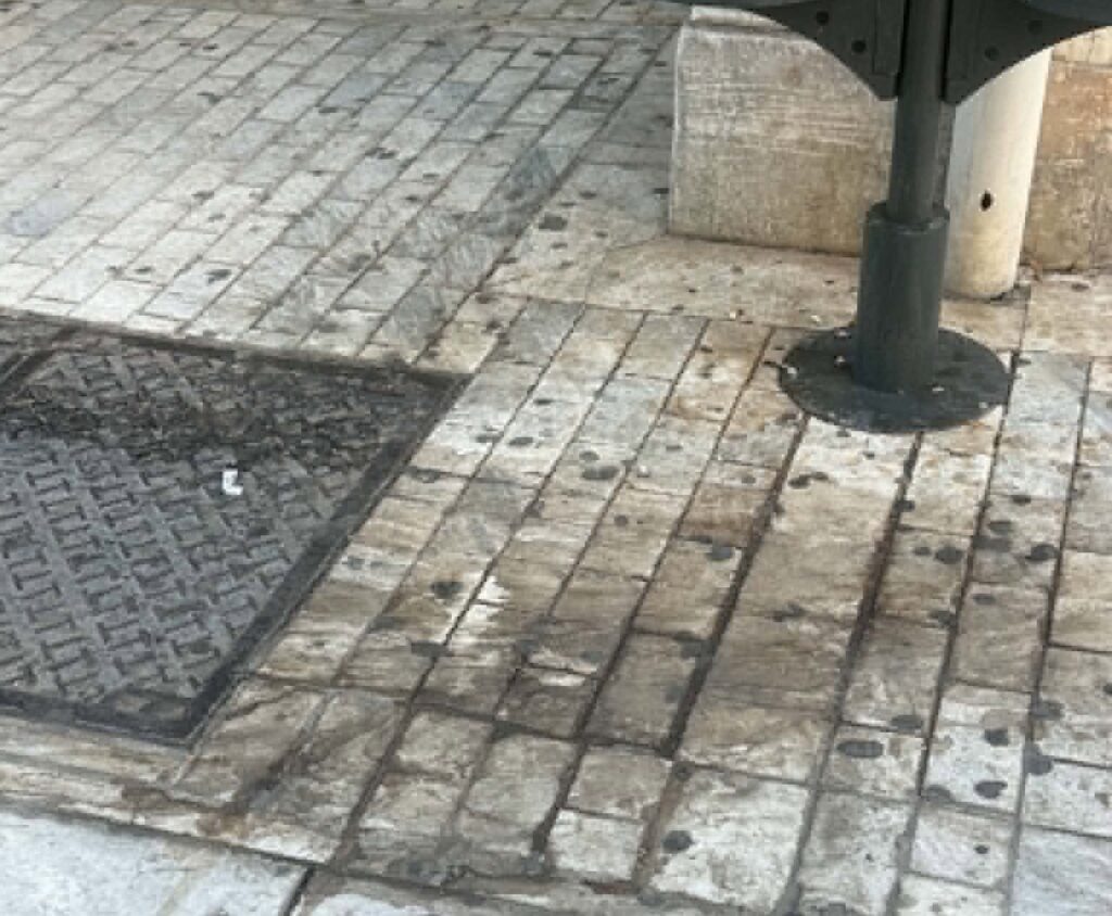 Πάτρα: Βρωμιές στα μάρμαρα του πεζοδρόμου της Αγίου Νικολάου ΦΩΤΟ