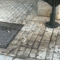 Πάτρα: Βρωμιές στα μάρμαρα του πεζοδρόμου της Αγίου Νικολάου ΦΩΤΟ