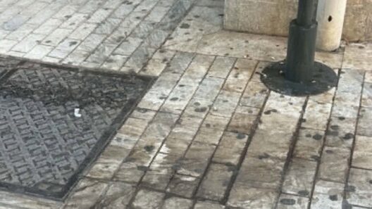 Πάτρα: Βρωμιές στα μάρμαρα του πεζοδρόμου της Αγίου Νικολάου ΦΩΤΟ