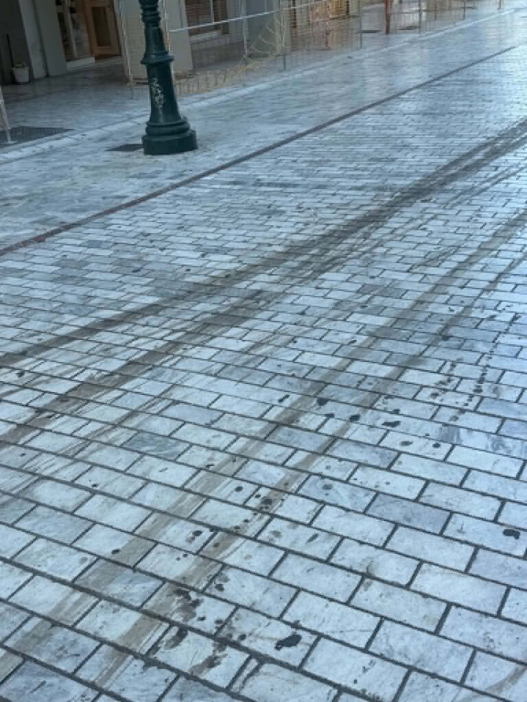 Πάτρα: Βρωμιές στα μάρμαρα του πεζοδρόμου της Αγίου Νικολάου ΦΩΤΟ