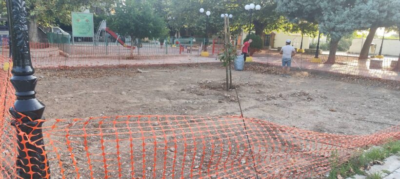 Ροδιά: Ξεκίνησε η αποκατάσταση της πλατείας μετά το ξήλωμα του πλαστικού χλοοτάπητα ΦΩΤΟ 4 Ξεκίνησε η αποκατάσταση της πλατείας