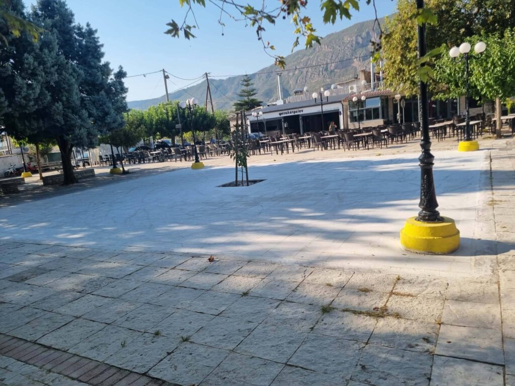 Ροδιά: Ξεκίνησε η αποκατάσταση της πλατείας μετά το ξήλωμα του πλαστικού χλοοτάπητα ΦΩΤΟ 7 Ροδιά: Ξεκίνησε η αποκατάσταση της πλατείας μετά το ξήλωμα του πλαστικού χλοοτάπητα ΦΩΤΟ
