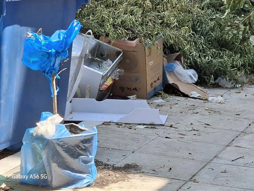 Πάτρα: Μετακινούμενοι κάδοι, σκουπίδια και αδιαφορία του δήμου στην οδό Σμύρνης ΦΩΤΟ