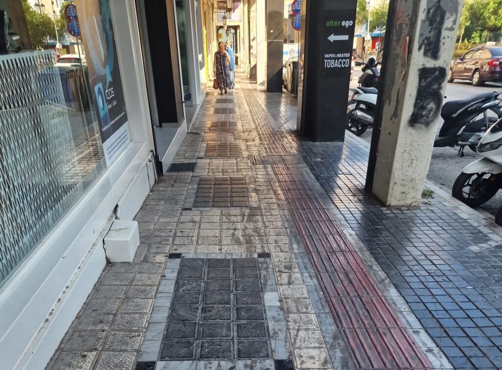 Βρωμιά και δυσωδία σε κεντρικά σημεία