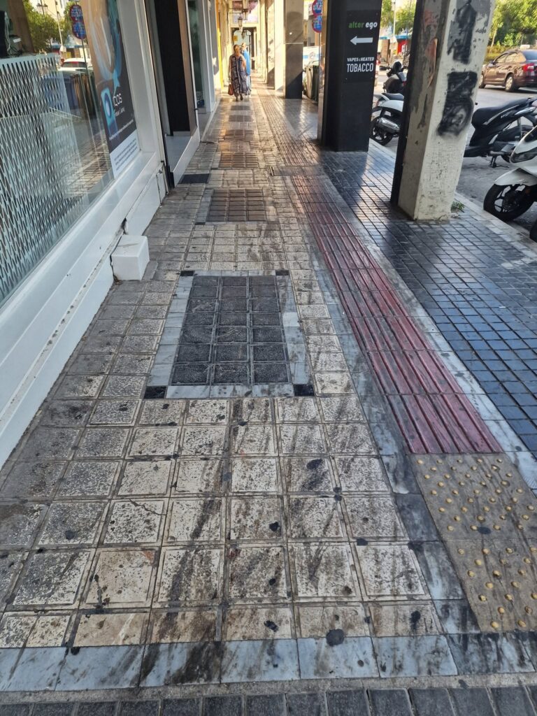 Πάτρα: Βρωμιά και δυσωδία σε κεντρικά σημεία με ευθύνες σε ιδιοκτήτες και καταστήματα ΦΩΤΟ