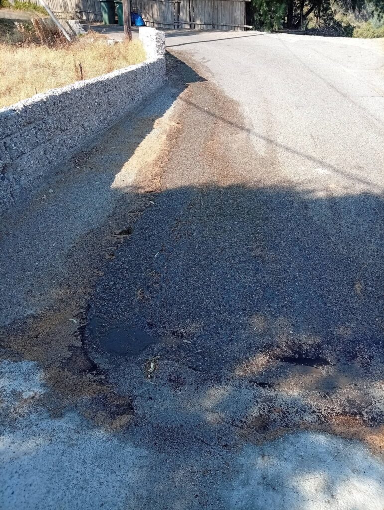 Κρυονέρι: Πάνω από δύο μήνες τρέχει το νερό στους δρόμους από βουλωμένο αυλάκι του ΤΟΕΒ Ποροβίτσας ΦΩΤΟ 6 Κρυονέρι: Πάνω από δύο μήνες τρέχει το νερό στους δρόμους από βουλωμένο αυλάκι του ΤΟΕΒ Ποροβίτσας ΦΩΤΟ