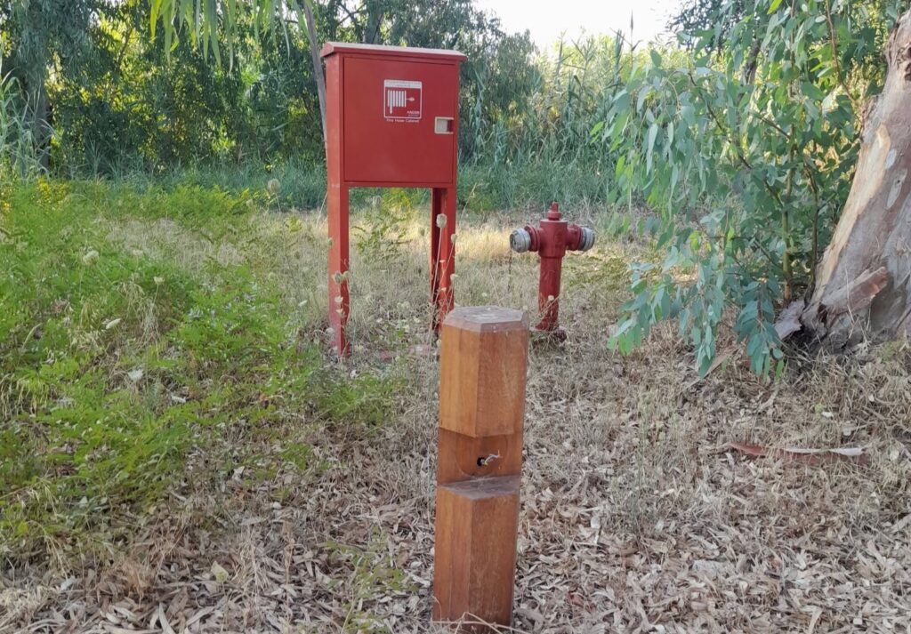 Αγυιά: Κίνδυνος ηλεκτροπληξίας από εκτεθειμένα καλώδια και ξηλωμένα φωτιστικά στο Ελος ΦΩΤΟ