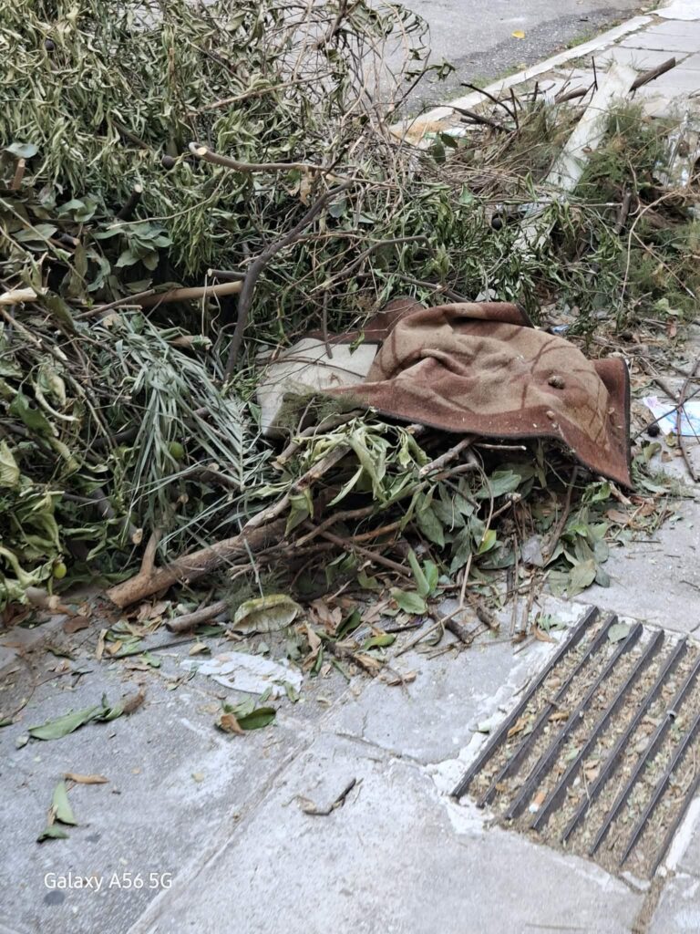 Πάτρα: Μετακινούμενοι κάδοι, σκουπίδια και αδιαφορία του δήμου στην οδό Σμύρνης ΦΩΤΟ