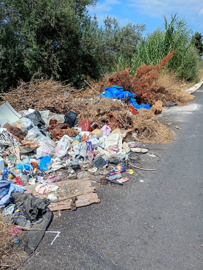 Βραχνέικα: Παράνομη χωματερή εν μέσω συναγερμού για πυρκαγιές – Καταγγελίες για απειλές και απόρριψη μπάζων ΦΩΤΟ