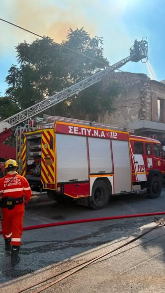 Πάτρα: Πώς αποσοβήθηκε ο κίνδυνος για τη γειτονιά στη φωτιά στο ιστορικό κέντρο ΒΙΝΤΕΟ-ΦΩΤΟ 12 Πάτρα: Πώς αποσοβήθηκε ο κίνδυνος για τη γειτονιά στη φωτιά στο ιστορικό κέντρο ΒΙΝΤΕΟ-ΦΩΤΟ