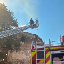 Πάτρα: Πώς αποσοβήθηκε ο κίνδυνος για τη γειτονιά στη φωτιά στο ιστορικό κέντρο ΒΙΝΤΕΟ-ΦΩΤΟ 1 Κίνδυνος για τη γειτονιά