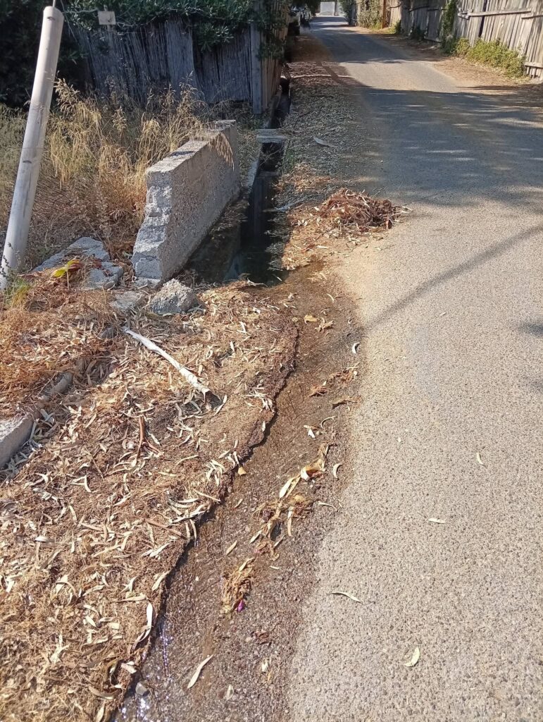 Κρυονέρι: Πάνω από δύο μήνες τρέχει το νερό στους δρόμους από βουλωμένο αυλάκι του ΤΟΕΒ Ποροβίτσας ΦΩΤΟ 5 Κρυονέρι: Πάνω από δύο μήνες τρέχει το νερό στους δρόμους από βουλωμένο αυλάκι του ΤΟΕΒ Ποροβίτσας ΦΩΤΟ