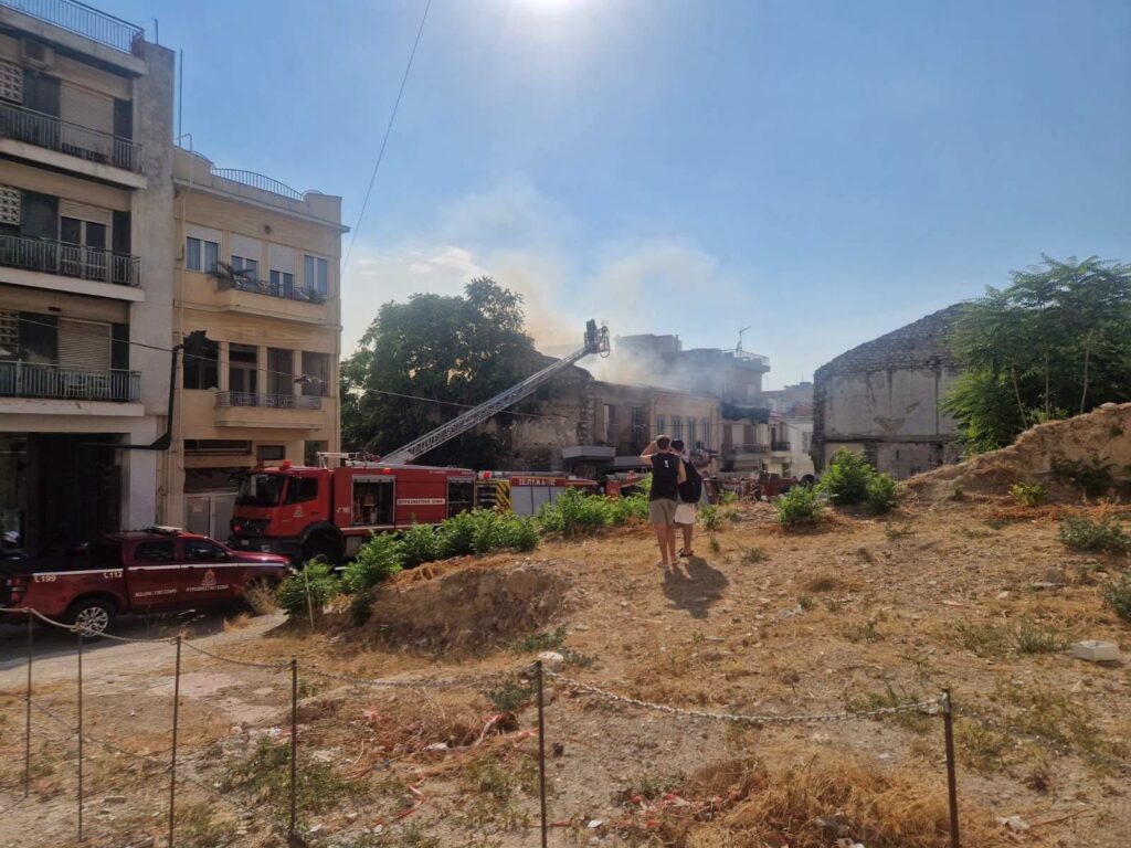 Πάτρα: Πώς αποσοβήθηκε ο κίνδυνος για τη γειτονιά στη φωτιά στο ιστορικό κέντρο ΒΙΝΤΕΟ-ΦΩΤΟ 5 Πάτρα: Πώς αποσοβήθηκε ο κίνδυνος για τη γειτονιά στη φωτιά στο ιστορικό κέντρο ΒΙΝΤΕΟ-ΦΩΤΟ