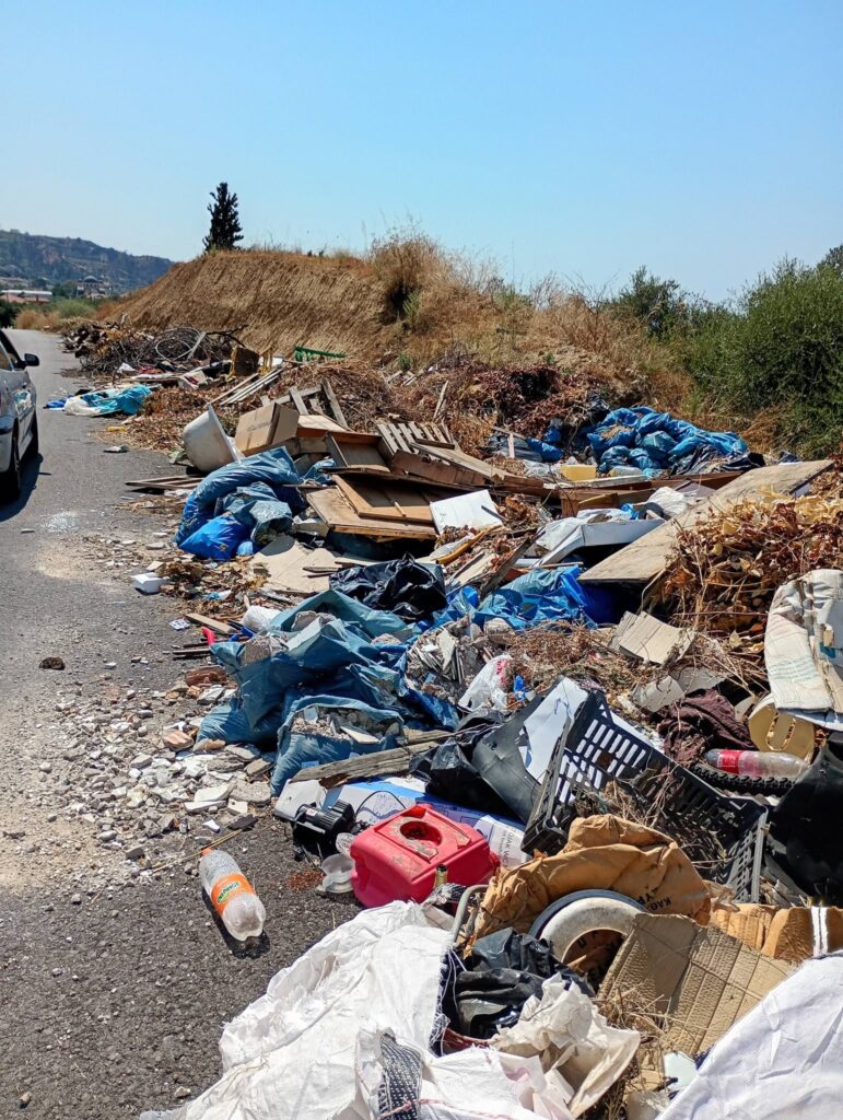 Βραχνέικα: Παράνομη χωματερή εν μέσω συναγερμού για πυρκαγιές – Καταγγελίες για απειλές και απόρριψη μπάζων ΦΩΤΟ