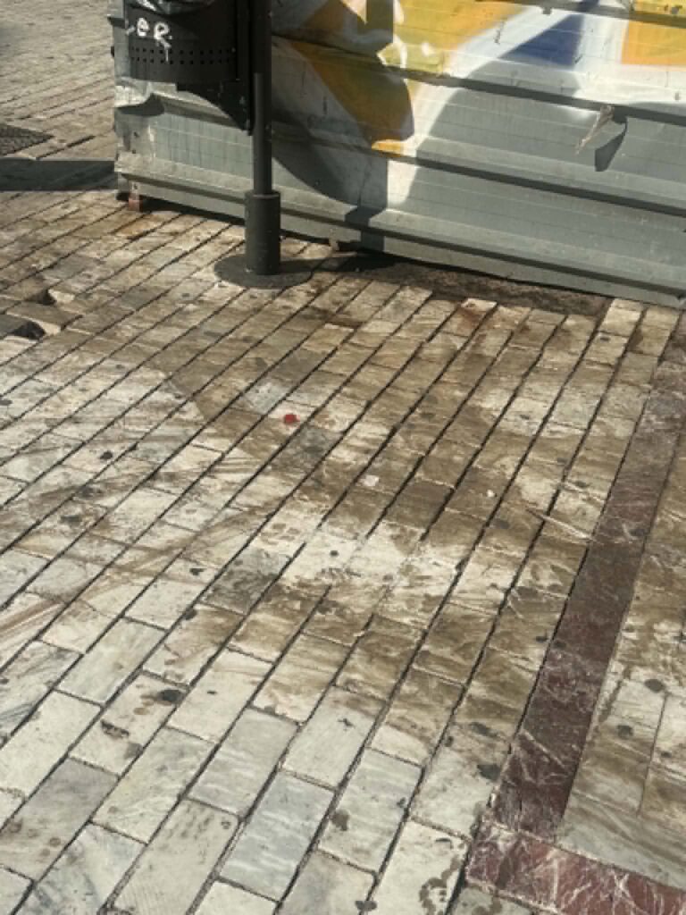 Πάτρα: Βρωμιές στα μάρμαρα του πεζοδρόμου της Αγίου Νικολάου ΦΩΤΟ 8 Πάτρα: Βρωμιές στα μάρμαρα του πεζοδρόμου της Αγίου Νικολάου ΦΩΤΟ